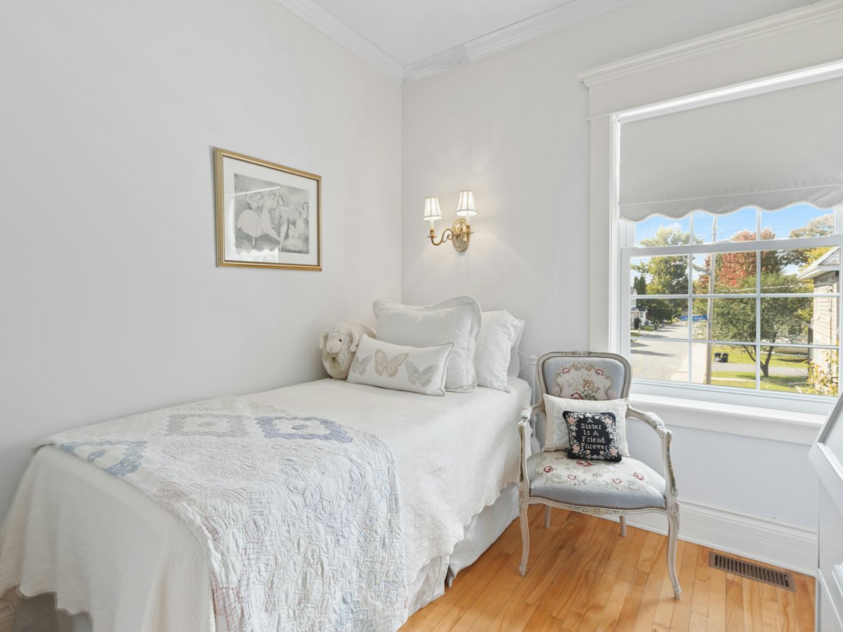 Quarto individual, claro, com poltrona